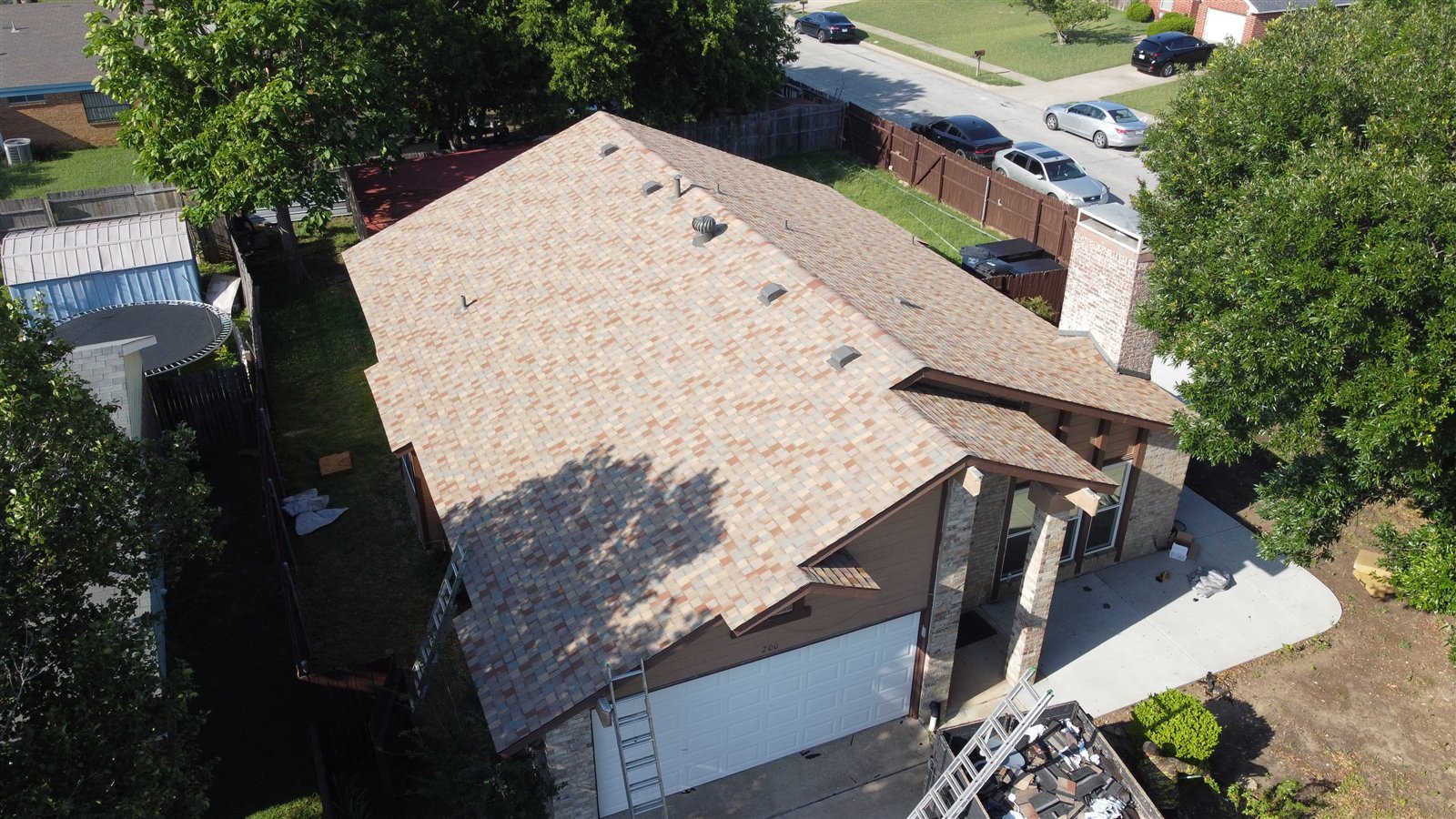 Proyecto residencial real terminado por Summit Roofing en DFW