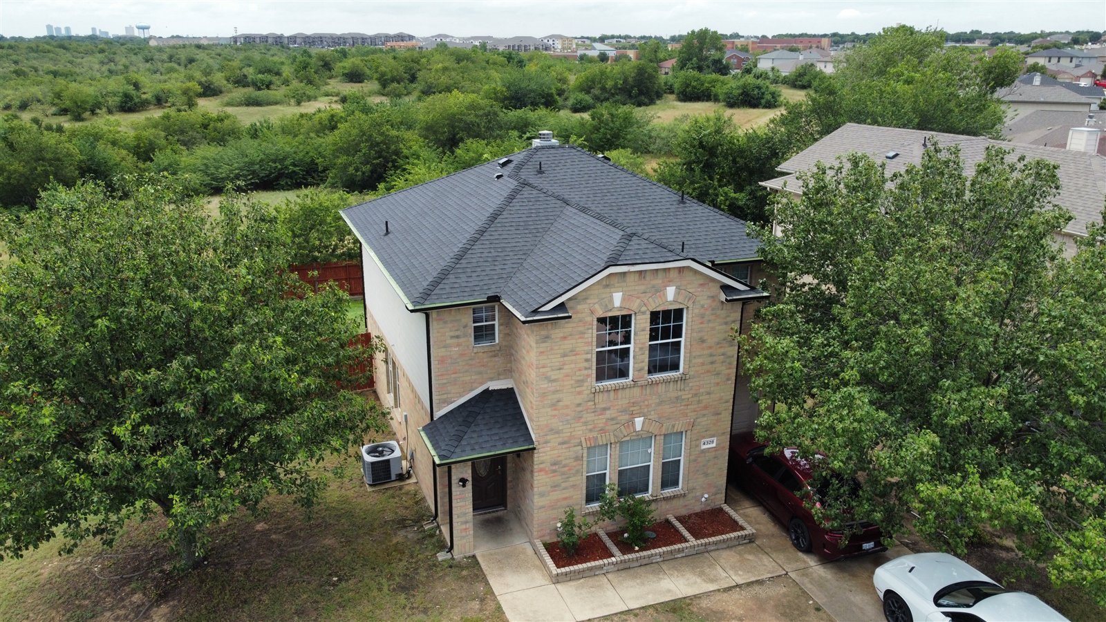 Proyecto residencial real terminado por Summit Roofing en DFW